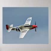 P-51D Mustang Fighter mit D-Day-Markierungen Poster (Vorne)