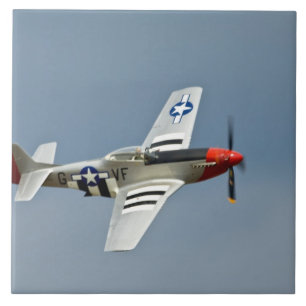 P-51D Mustang-Jäger mit D-Day-Markierungen im Flug Fliese