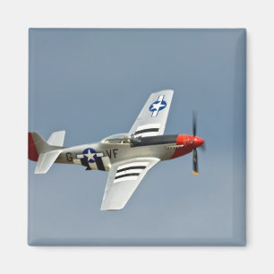P-51D Mustang-Jäger mit D-Day-Markierungen im Flug Magnet