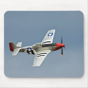 P-51D Mustang-Jäger mit D-Day-Markierungen im Flug Mousepad