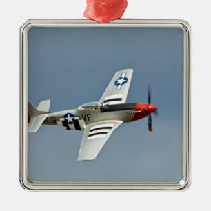P-51D Mustang-Jäger mit D-Day-Markierungen im Flug Silbernes Ornament