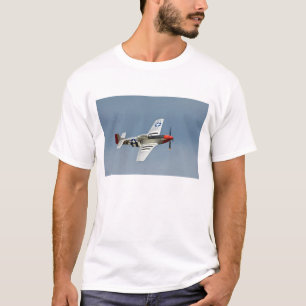 P-51D Mustang-Jäger mit D-Day-Markierungen im Flug T-Shirt