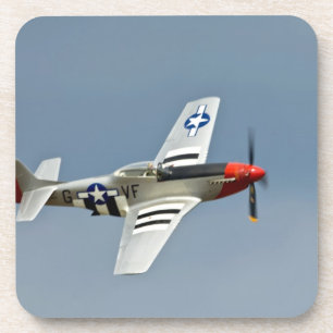 P-51D Mustang-Jäger mit D-Day-Markierungen im Flug Untersetzer