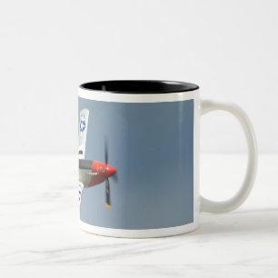 P-51D Mustang-Jäger mit D-Day-Markierungen im Flug Zweifarbige Tasse