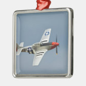 P-51D Mustang-Kämpfer mit dem Silbernes Ornament (Links)