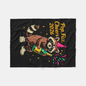 P Fizz Cheers 2026 Funny Raccoon New Year Design Fleecedecke (Vorderseite (Horizontal))
