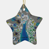 © P Wherrell erster Pfau Babys Weihnachts Keramik Ornament (Links)