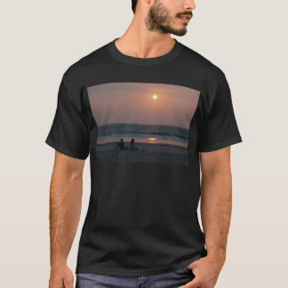 Paar am Strand bei Sunset T-Shirt