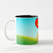 Paar auf einer Bank mit Liebe Titel Zweifarbige Tasse (Links)