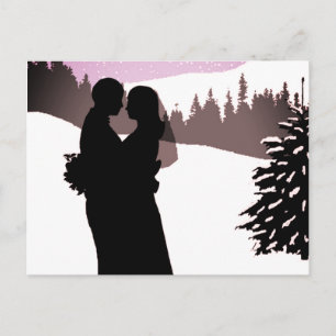 Paar auf einer schneebedeckten Winterhochzeit Ankündigungspostkarte