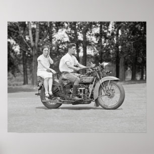 Paar auf Motorrad, 1928. Altes Foto Poster