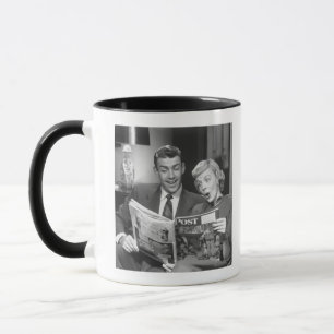 Paar beim Lesen einer Zeitschrift Tasse