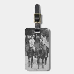 Paar beim Reiten auf Pferden Gepäckanhänger