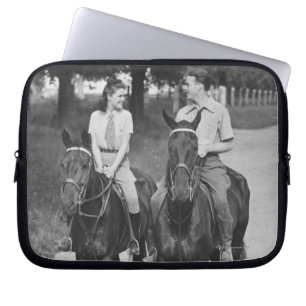 Paar beim Reiten auf Pferden Laptopschutzhülle