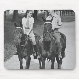 Paar beim Reiten auf Pferden Mousepad