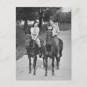 Paar beim Reiten auf Pferden Postkarte