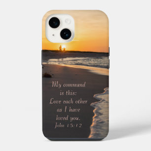 Paar beim Spaziergang am Strand bei Sonnenaufgang iPhone 14 Hülle