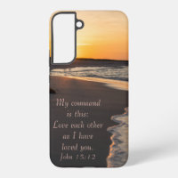 Paar beim Spaziergang am Strand bei Sonnenaufgang