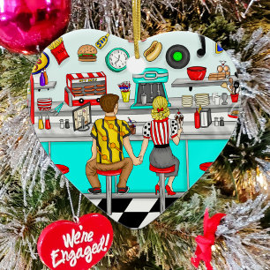 Paar der 1950er Jahre hält Händchen im Diner zu We Keramik Ornament