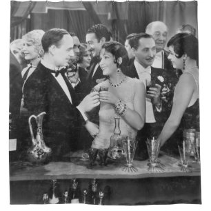 Paar, die bei überfüllten Bar etwas trinken gehen Duschvorhang