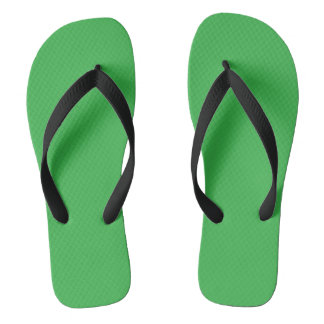 Paar grüne strukturierte Flip-Flops mit schwarzem Badesandalen