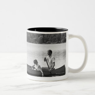Paar im Kanu Zweifarbige Tasse