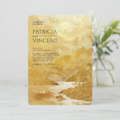 Paar in Bergkulisse auf Golden - Hochzeit Einladung (Stehend Vorderseite)