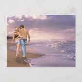 Paar in Liebe Spazieren am Strand in den Sonnenunt Postkarte (Vorderseite)