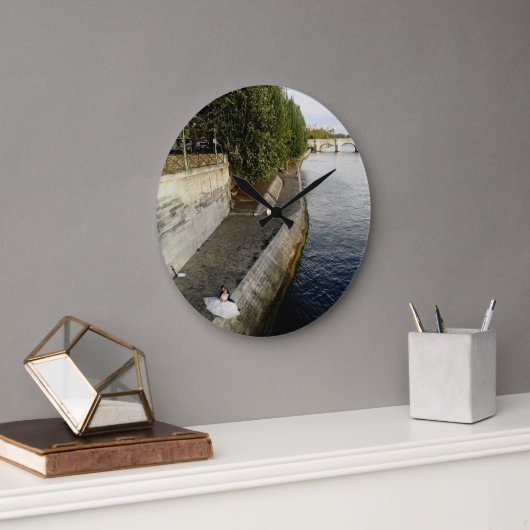 Paar in Paris Große Wanduhr (Büro)