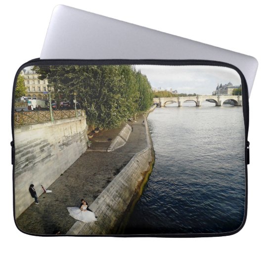 Paar in Paris Laptopschutzhülle (Vorderseite)