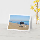 Paar mit Hund am Strand, Valencia, Spanien Karte (Gelbe Blume)