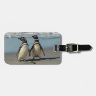 Paar Pinguine am Strand Gepäckanhänger