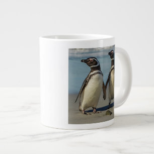 Paar Pinguine am Strand Jumbo-Tasse