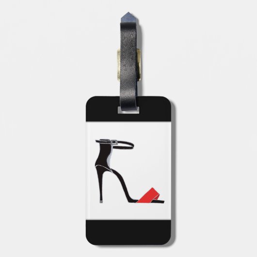 Paar Schuhe mit hohen Absätzen auf schwarz mit Mon Gepäckanhänger (Rückseite vertikal)