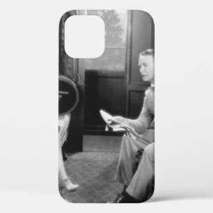 Paar sitzt zusammen in einem Abteil eines Zuges Case-Mate iPhone Hülle