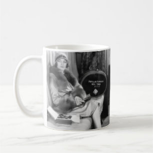Paar sitzt zusammen in einem Abteil eines Zuges Kaffeetasse