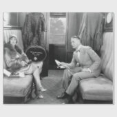 Paar sitzt zusammen in einem Kompartiment Geschenkpapier (Flach)