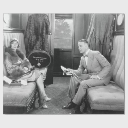 Paar sitzt zusammen in einem Kompartiment Geschenkpapier (Flach)