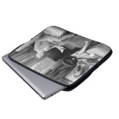 Paar sitzt zusammen in einem Kompartiment Laptopschutzhülle (Vorne Knopf)