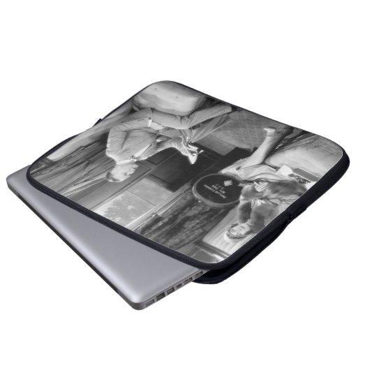 Paar sitzt zusammen in einem Kompartiment Laptopschutzhülle (Vorne Knopf)