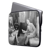 Paar sitzt zusammen in einem Kompartiment Laptopschutzhülle (Vorderseite Links)