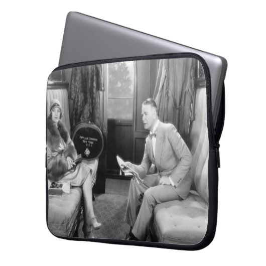 Paar sitzt zusammen in einem Kompartiment Laptopschutzhülle (Vorderseite Links)