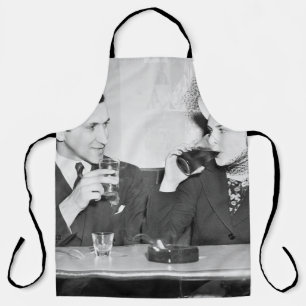 Paar sitzt zusammen in einem Restaurant und flirte Schürze