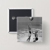 Paar spielt mit einem Strandball Button (Vorne & Hinten)