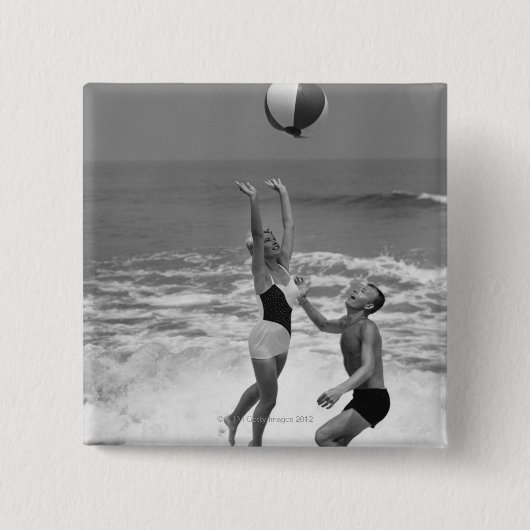Paar spielt mit einem Strandball Button (Vorderseite)