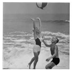 Paar spielt mit einem Strandball Fliese