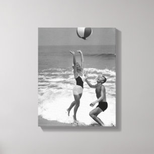 Paar spielt mit einem Strandball Leinwanddruck