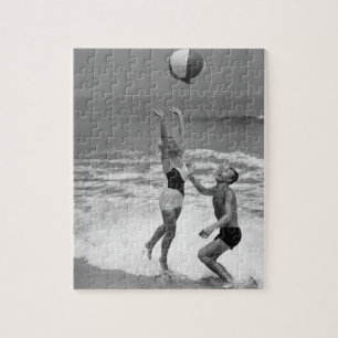 Paar spielt mit einem Strandball Puzzle