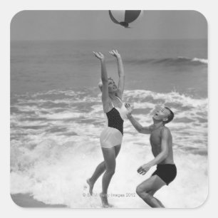 Paar spielt mit einem Strandball Quadratischer Aufkleber