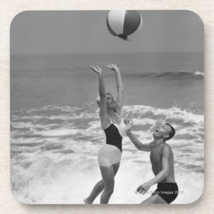 Paar spielt mit einem Strandball Untersetzer